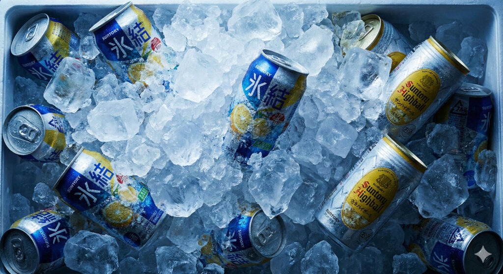 クーラーボックスで氷に冷えた缶のお酒